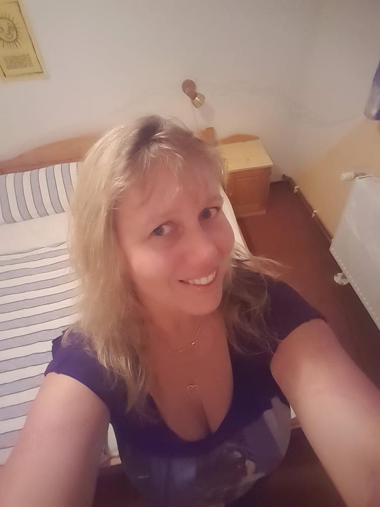 25P Blond mature wife selfies