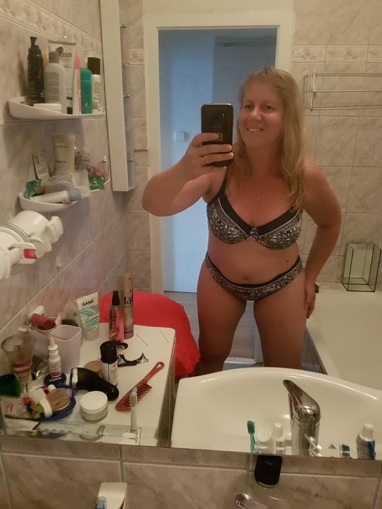 25P Blond mature wife selfies