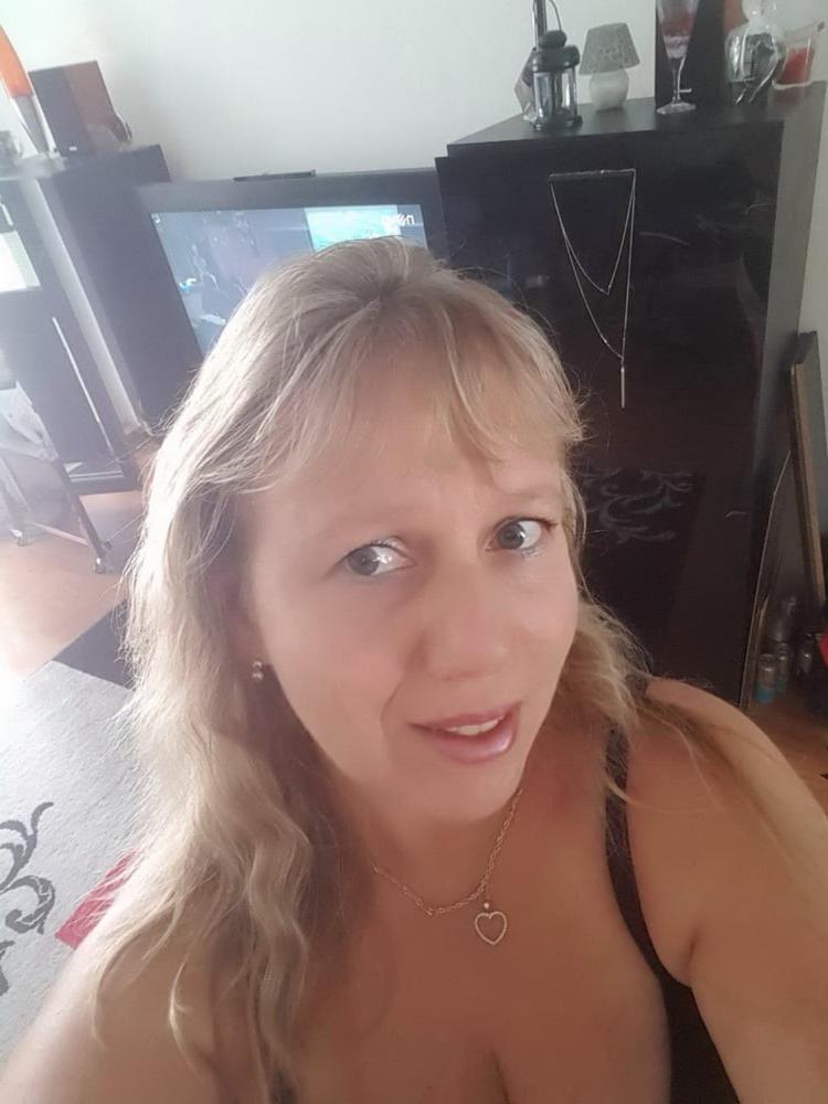 25P Blond mature wife selfies