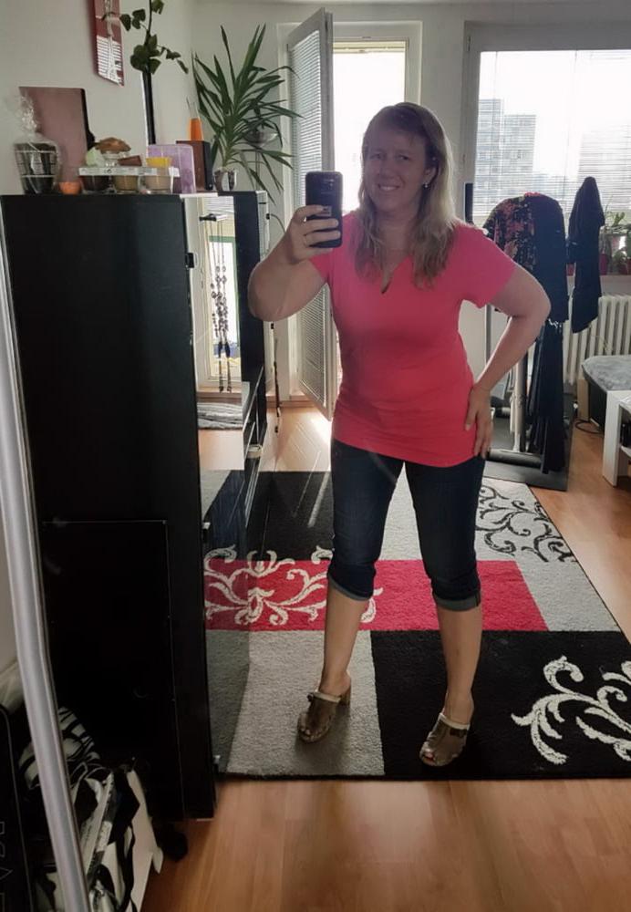 25P Blond mature wife selfies