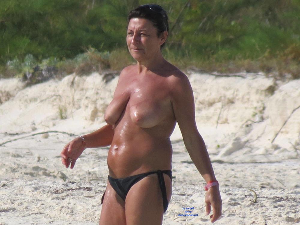25P bikini beach wife