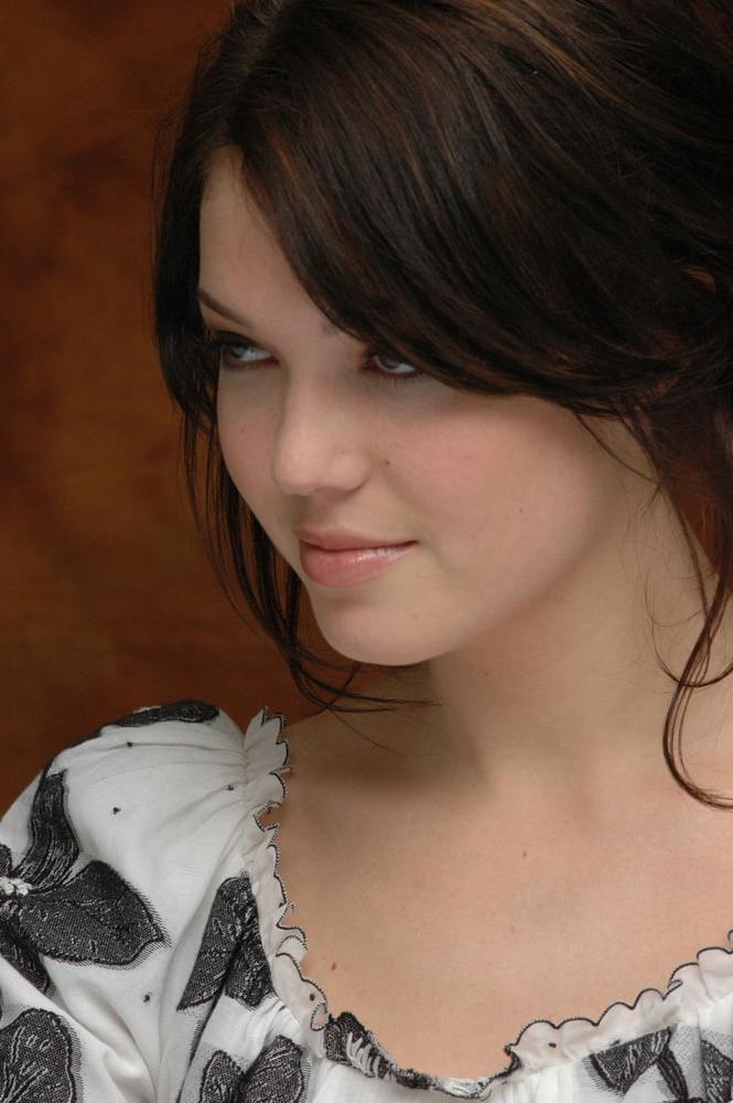 25P Mandy Moore - American Dreamz Press Conference (16 Mar 2006)