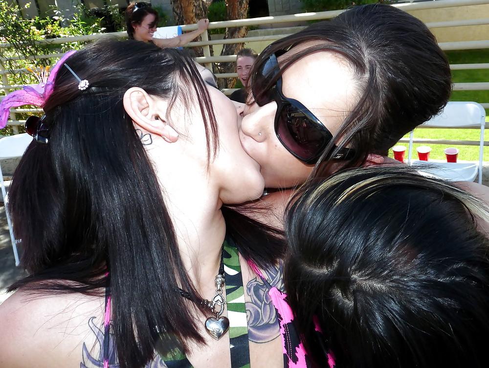 25P Babes Kissing Babes