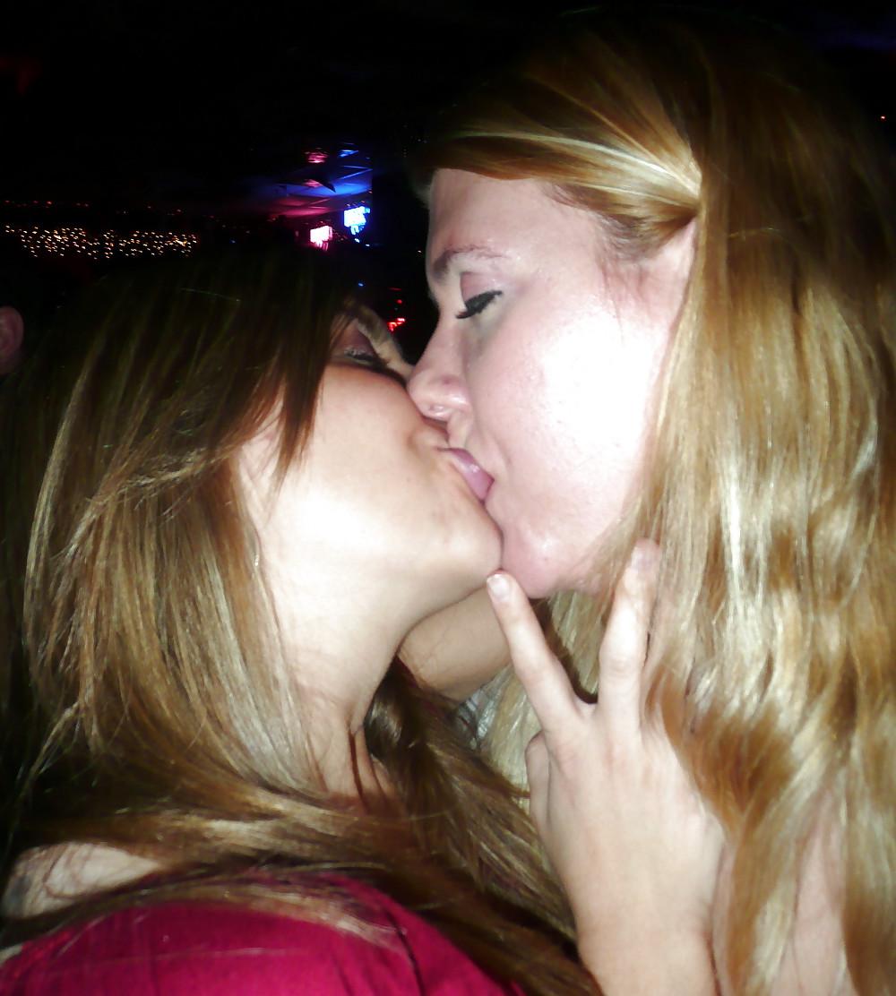 25P Babes Kissing Babes