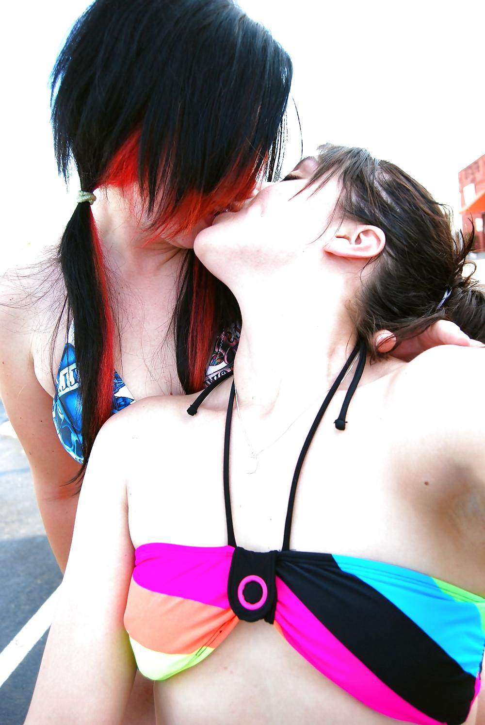 25P Babes Kissing Babes