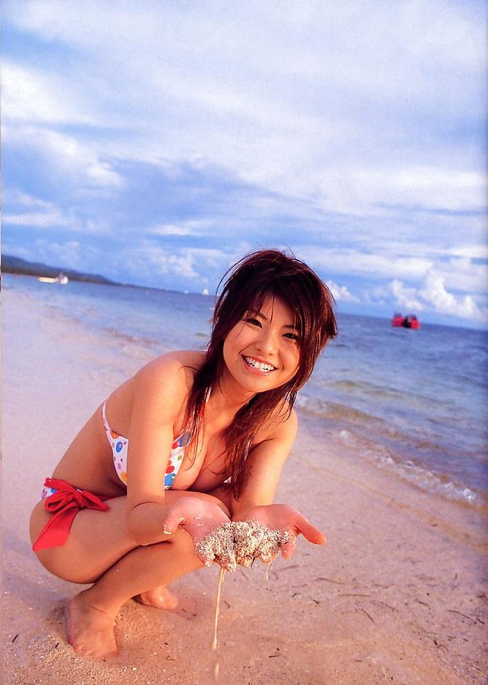25P Japanese Bikini Babes-Miri Hanai (2)