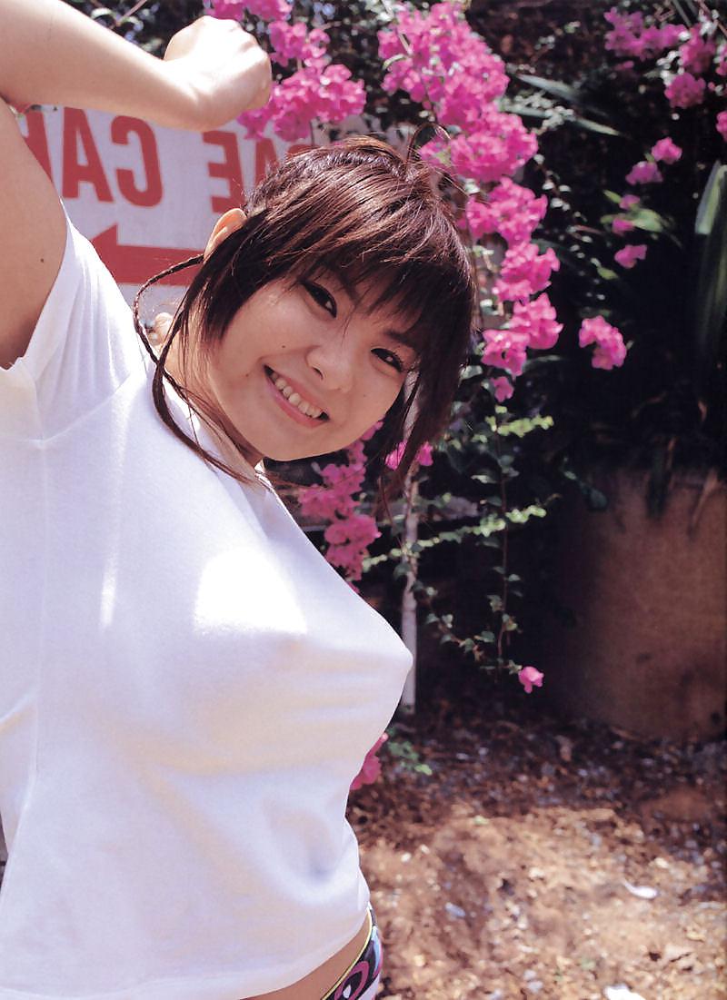 25P Japanese Bikini Babes-Miri Hanai (2)