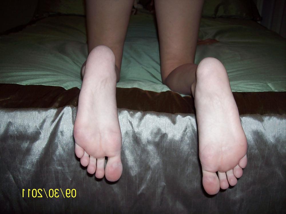 10P Young amateur slut wife's feet n pussy