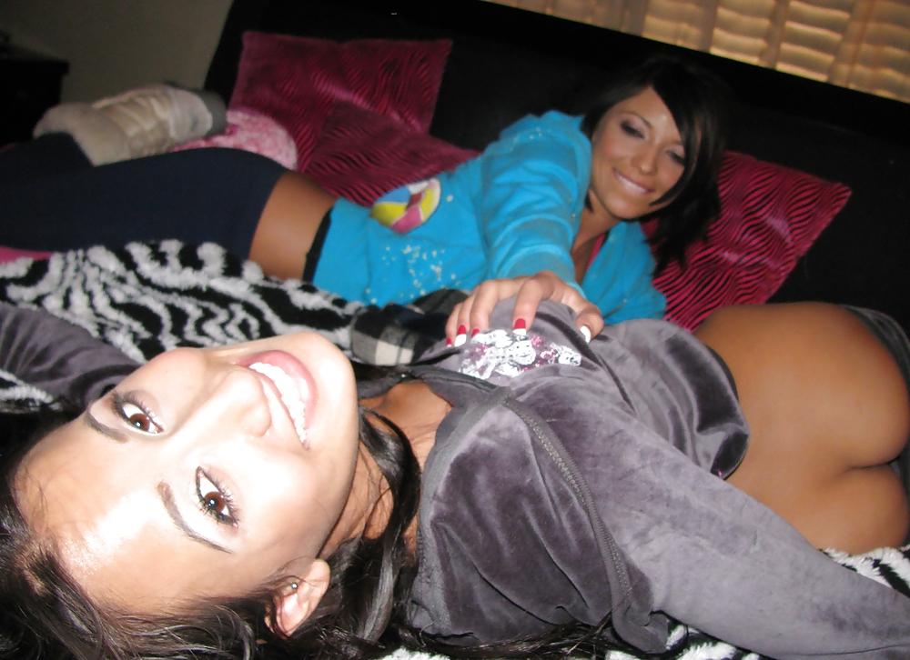15P Zwei sexy brünette Babes haben Spaß mit einem Schwanz