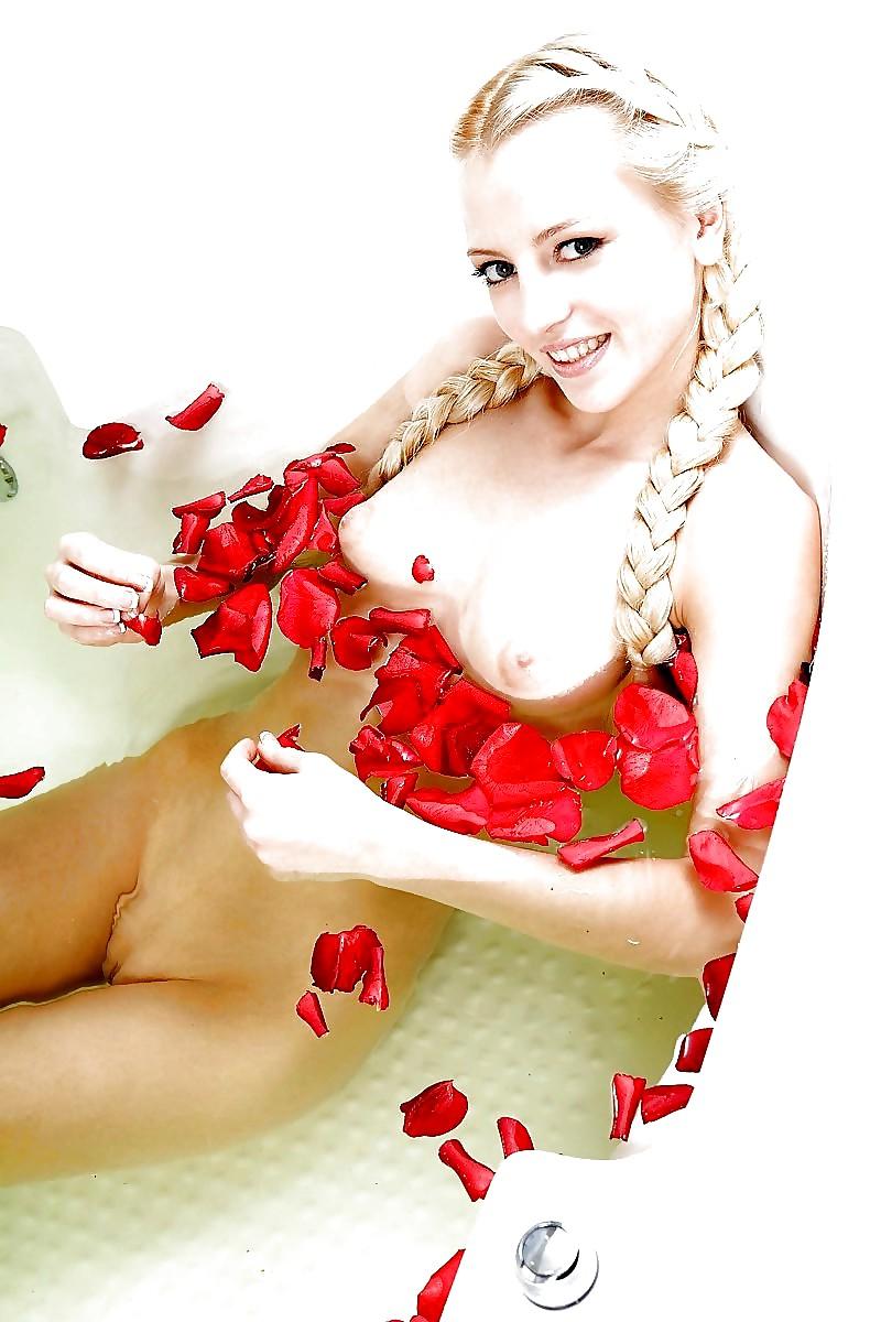 25P Erotic Bathtub Babes - Session 5