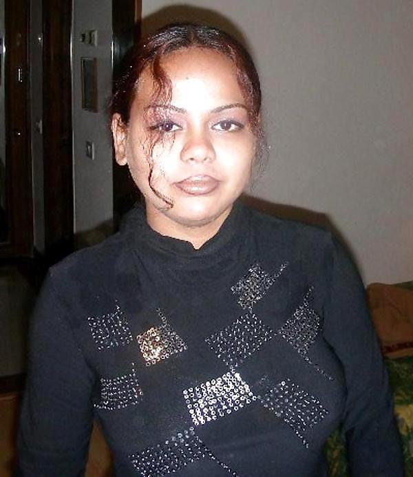 25P HORNY INDIAN WIVES