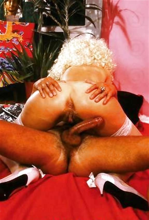 25P Busty Retro Queen - BETTY BOOBS