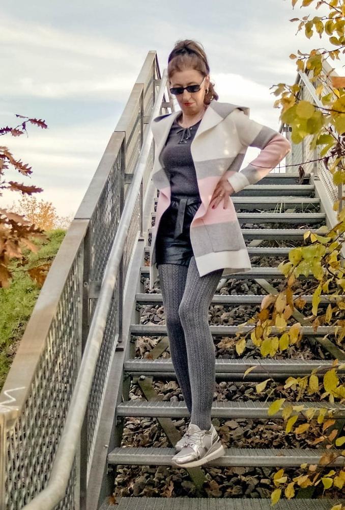 25P Mature German Fashionista in Tights