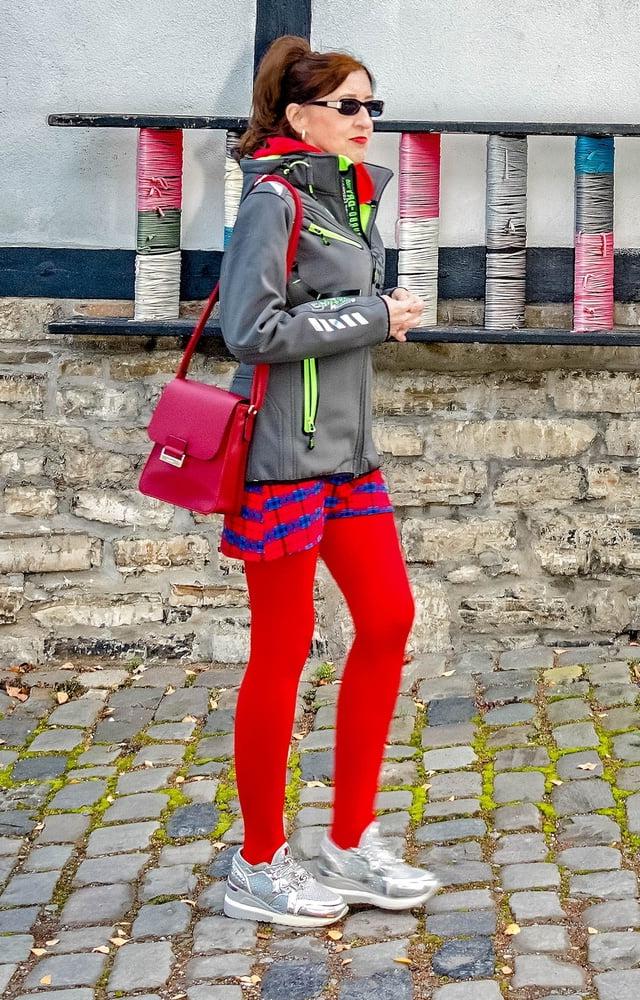 25P Mature German Fashionista in Tights