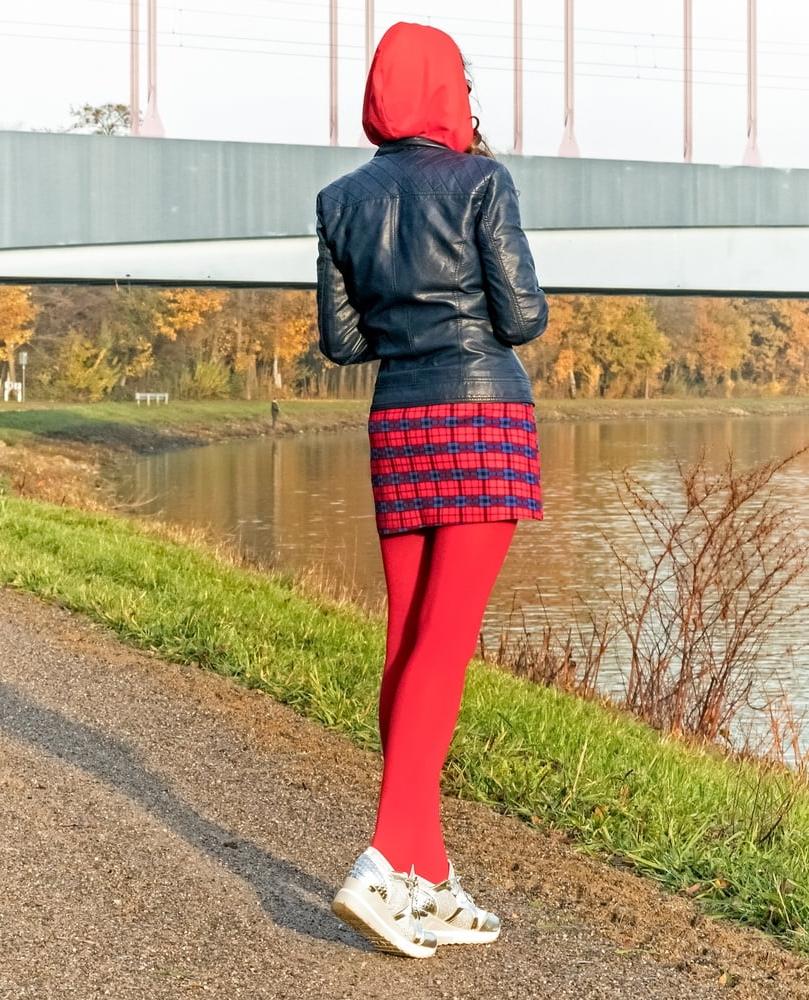 25P Mature German Fashionista in Tights