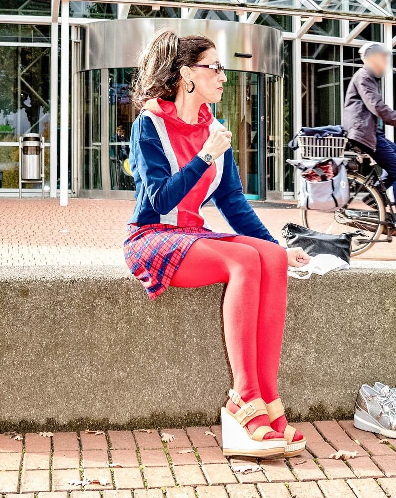 25P Mature German Fashionista in Tights