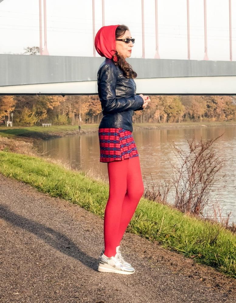 25P Mature German Fashionista in Tights