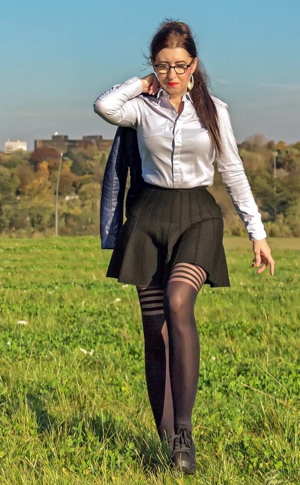 25P Mature German Fashionista in Tights