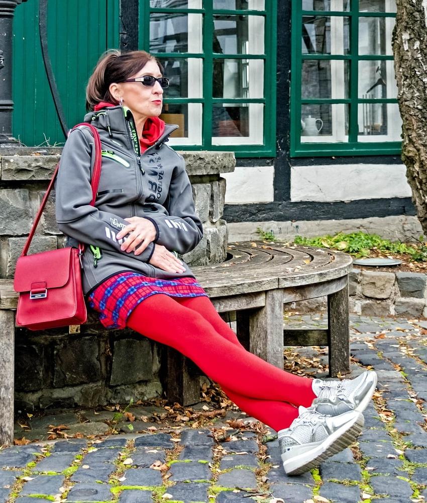25P Mature German Fashionista in Tights