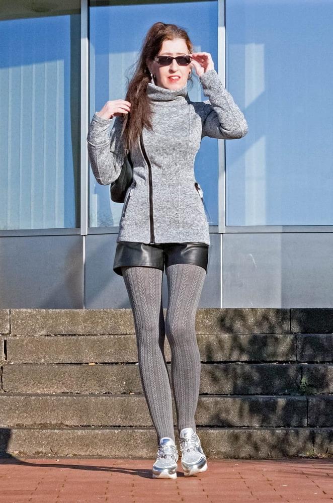 25P Mature German Fashionista in Tights