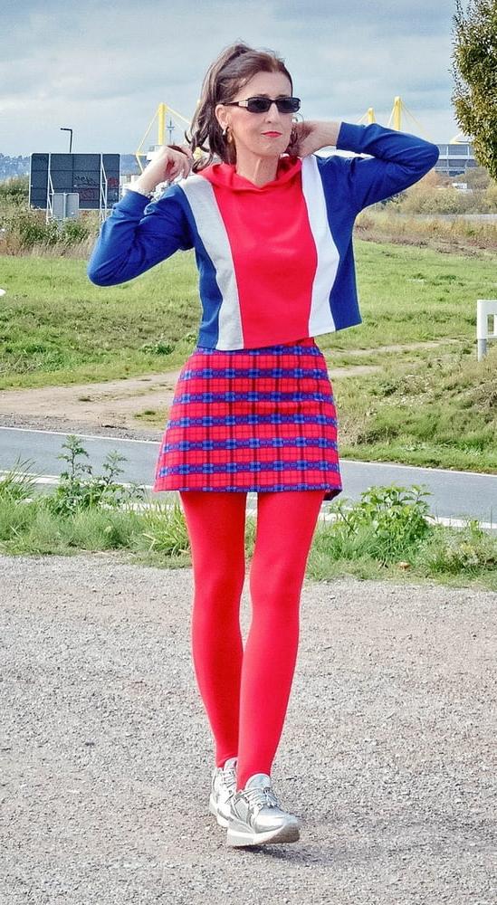 25P Mature German Fashionista in Tights
