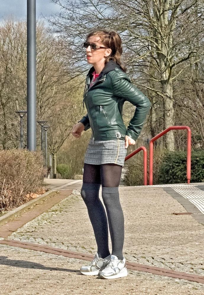 25P Mature German Fashionista in Tights