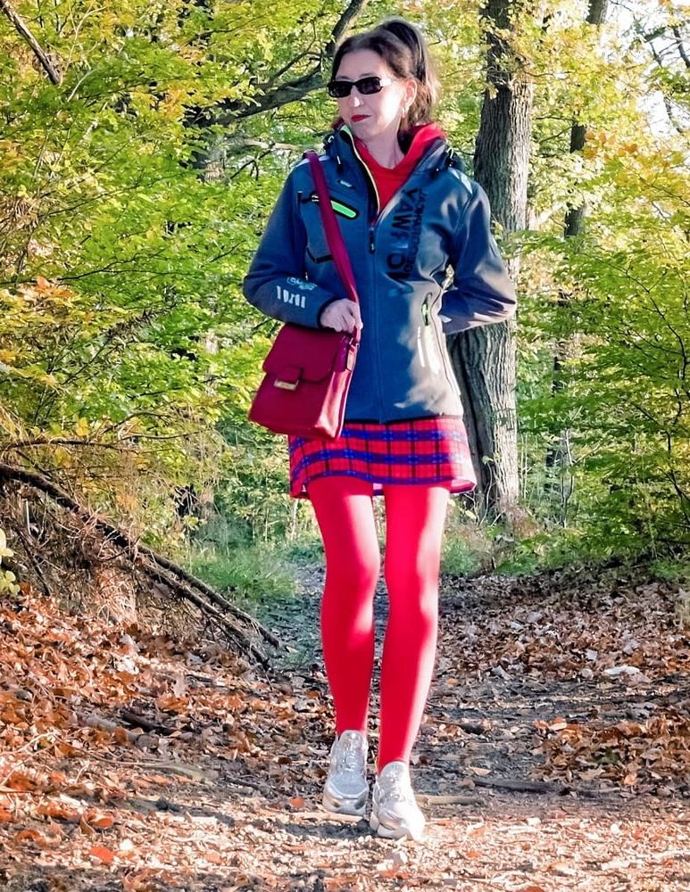 25P Mature German Fashionista in Tights