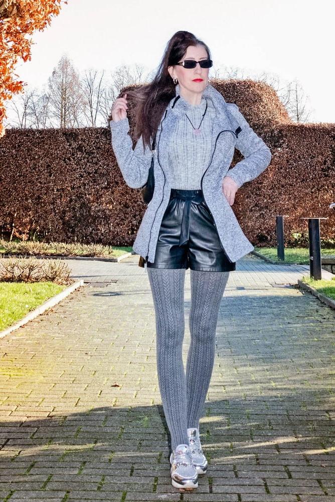 25P Mature German Fashionista in Tights