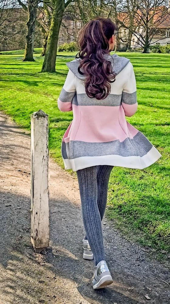 25P Mature German Fashionista in Tights