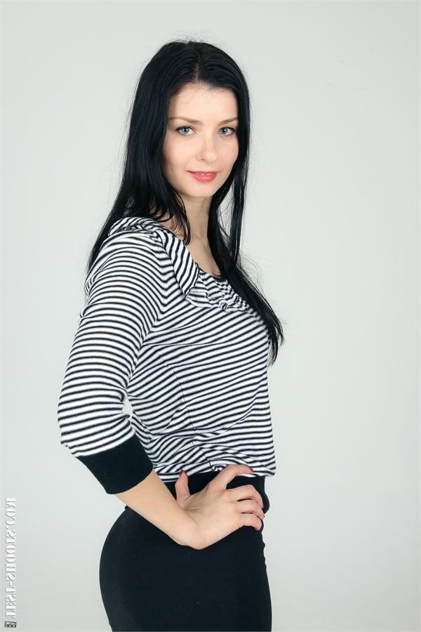 11P Helena Black sexy milf nude casting