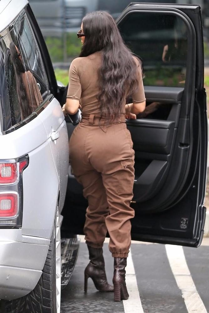 25P Kim Kardashian with Boots Vol 01