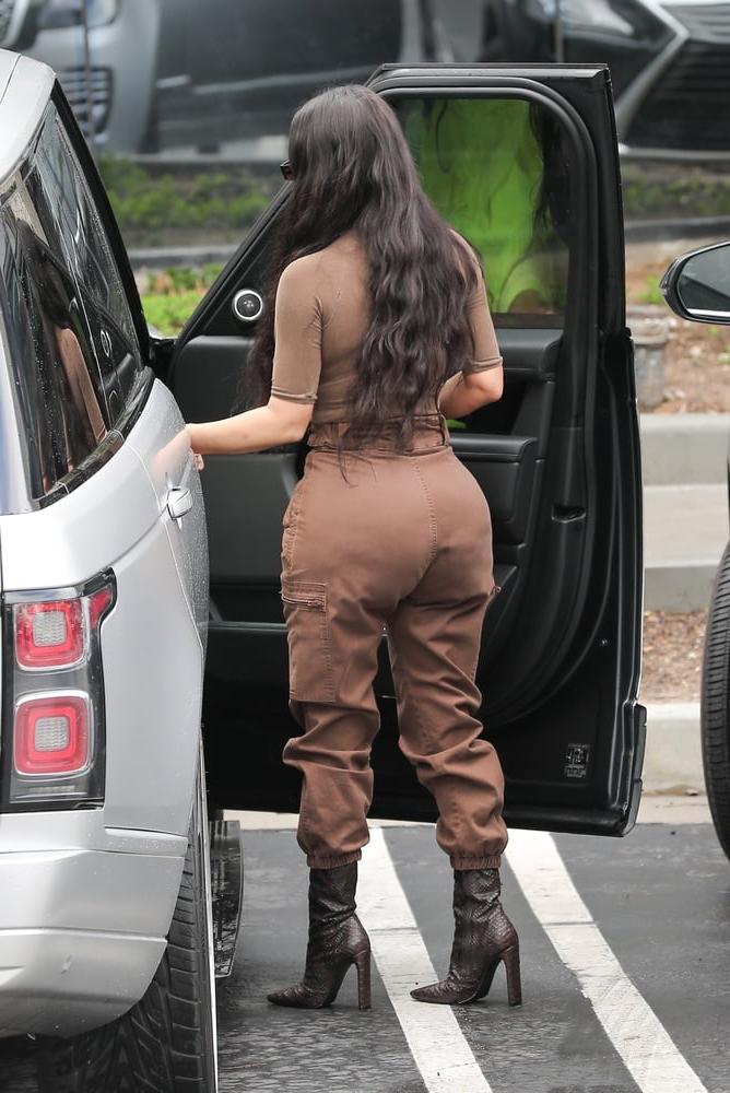25P Kim Kardashian with Boots Vol 01