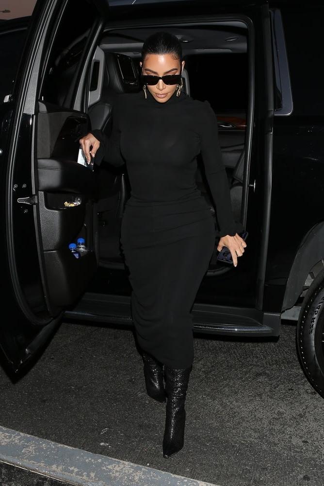 25P Kim Kardashian with Boots Vol 01