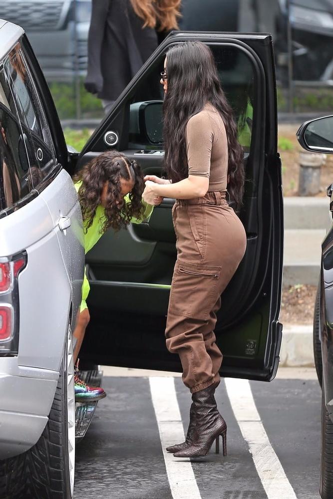 25P Kim Kardashian with Boots Vol 01