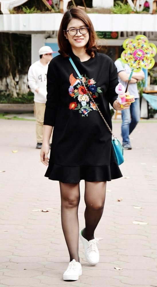 18P Young Chinese Wife in Black Pantyhose