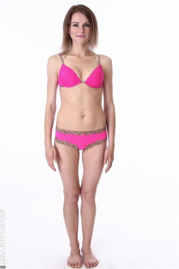 16P Malvina McDonald worker poses naked in casting