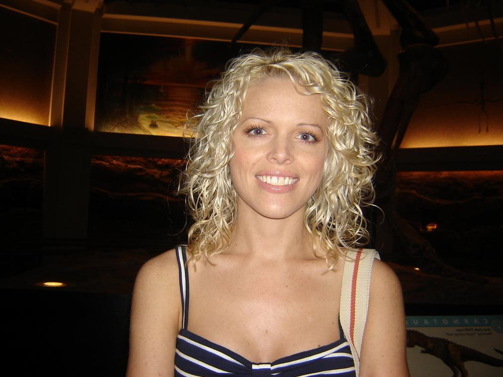 25P Amanda is a hot slim blonde wife I want to fuck