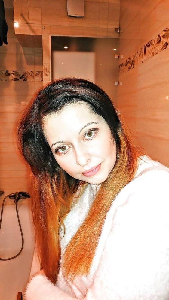 25P Brunette wife