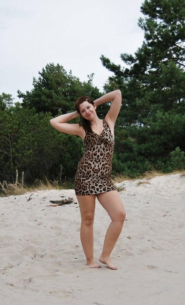 25P Brunette wife