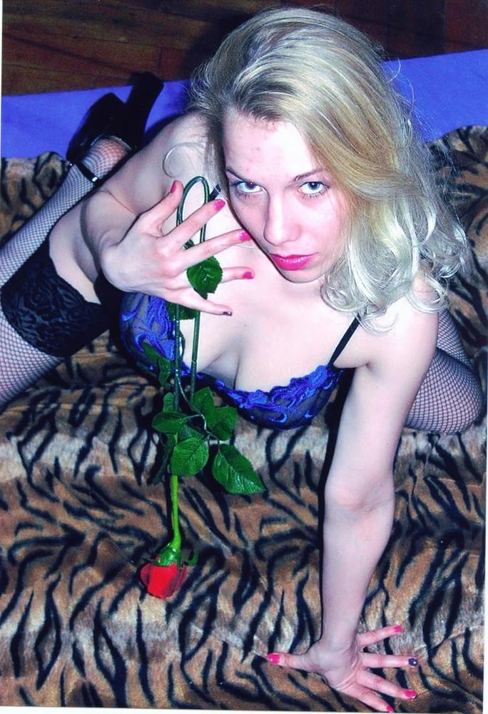 25P German Slut Nicky in dessous