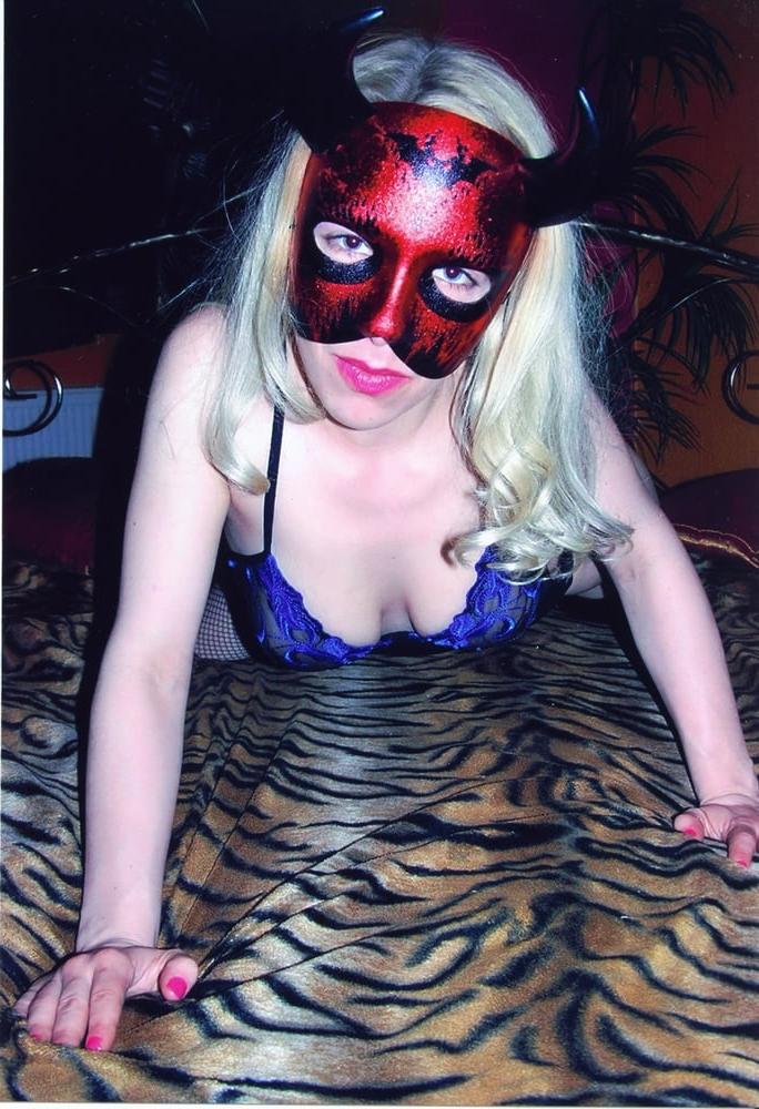 25P German Slut Nicky in dessous
