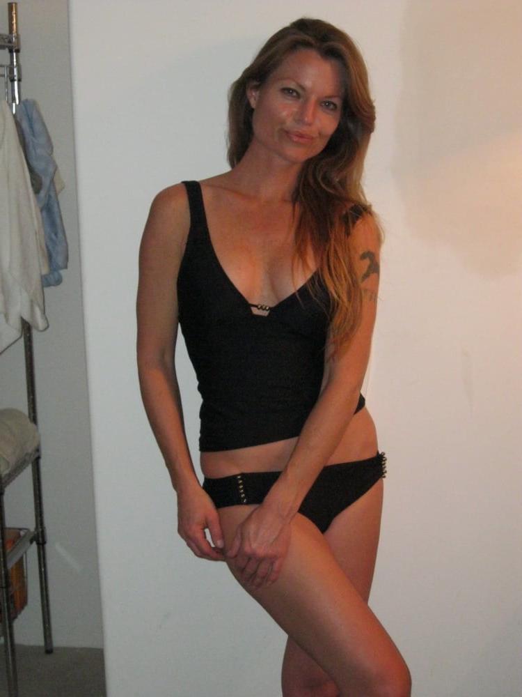 25P A HOT WIFE