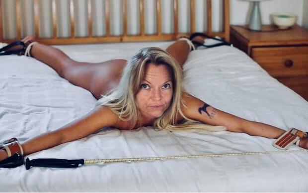 25P A HOT WIFE