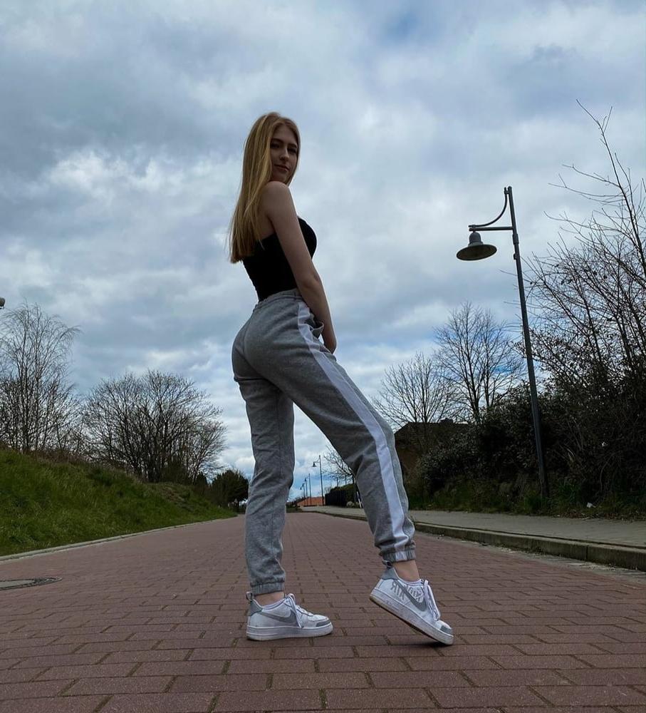 25P 20yo wannabe influencer Vanessa