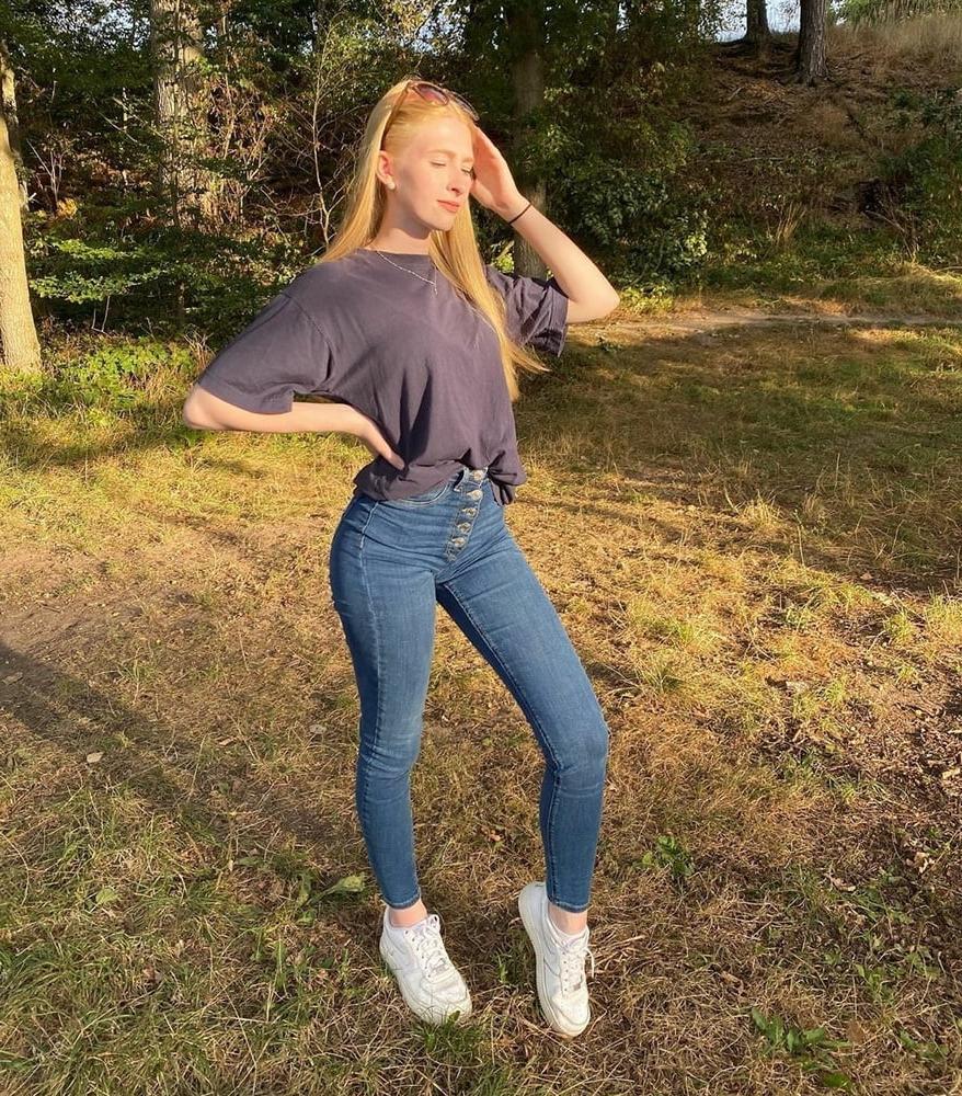 25P 20yo wannabe influencer Vanessa