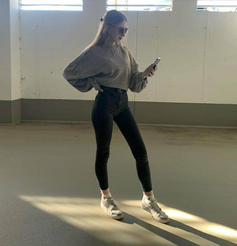 25P 20yo wannabe influencer Vanessa