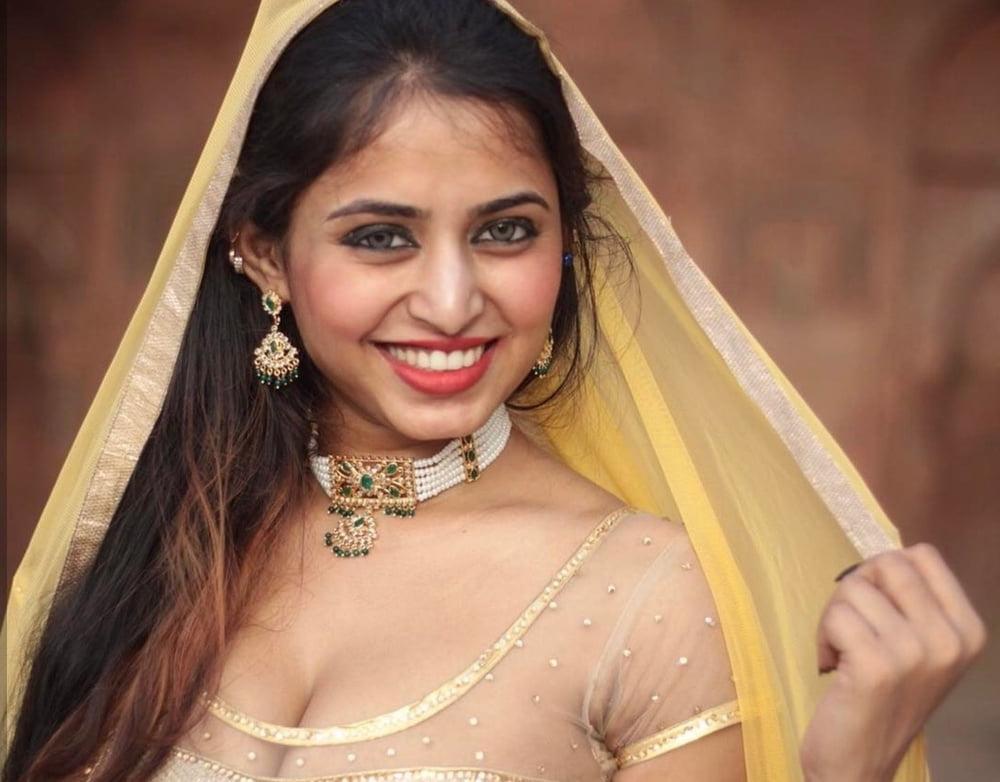 25P Sexy Hot Indian Model