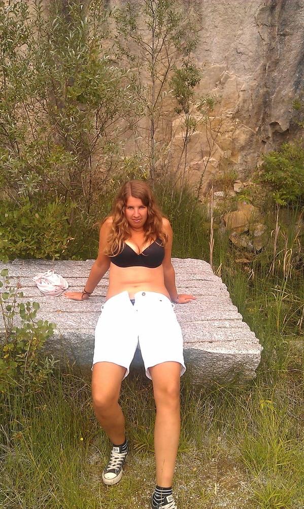 25P Exposed UK wife loves showing off her body