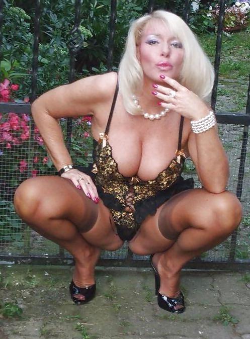 25P Big Tit Cougar ANKE