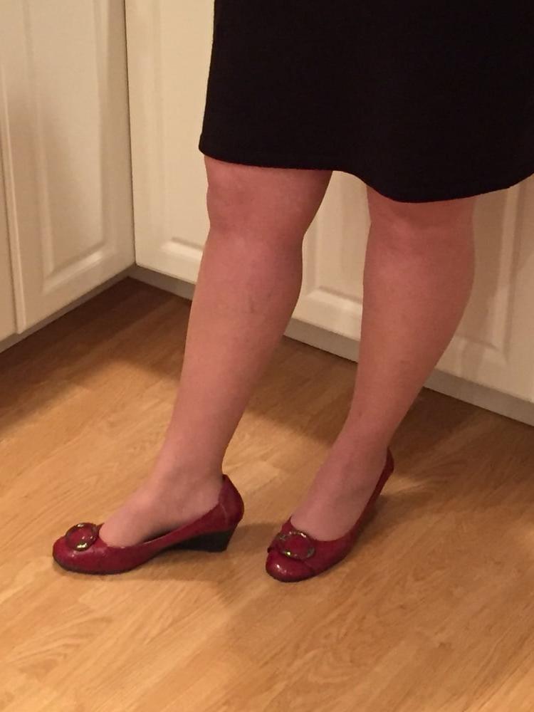 17P Wife wearing pantyhose